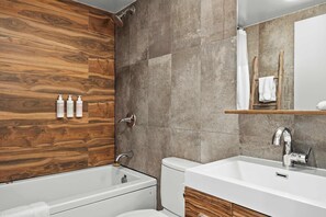 Bruser, hårtørrer, håndklæder