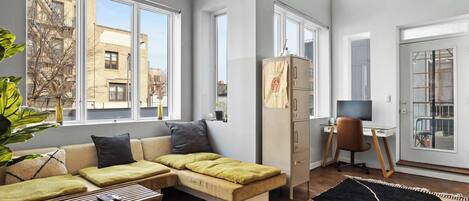 Una televisión, un reproductor estéreo, una oficina