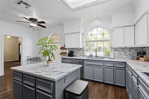 Private kitchen - Grand, Prestigious Golf Villa: 4BR Games, DJ Booth (Austin)