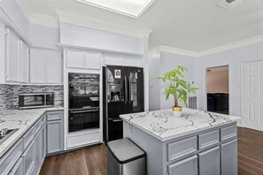 Private kitchen - Grand, Prestigious Golf Villa: 4BR Games, DJ Booth (Austin)