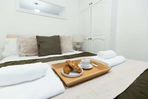 3 bedrooms, iron/ironing board, travel crib, WiFi - Coastal 3-Bed Retreat in the Heart of Whitby (North Yorkshire)