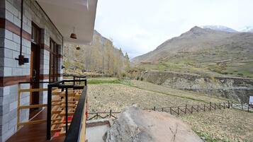 Quarto casal premium, sacada, vista para a montanha | Vista da sacada