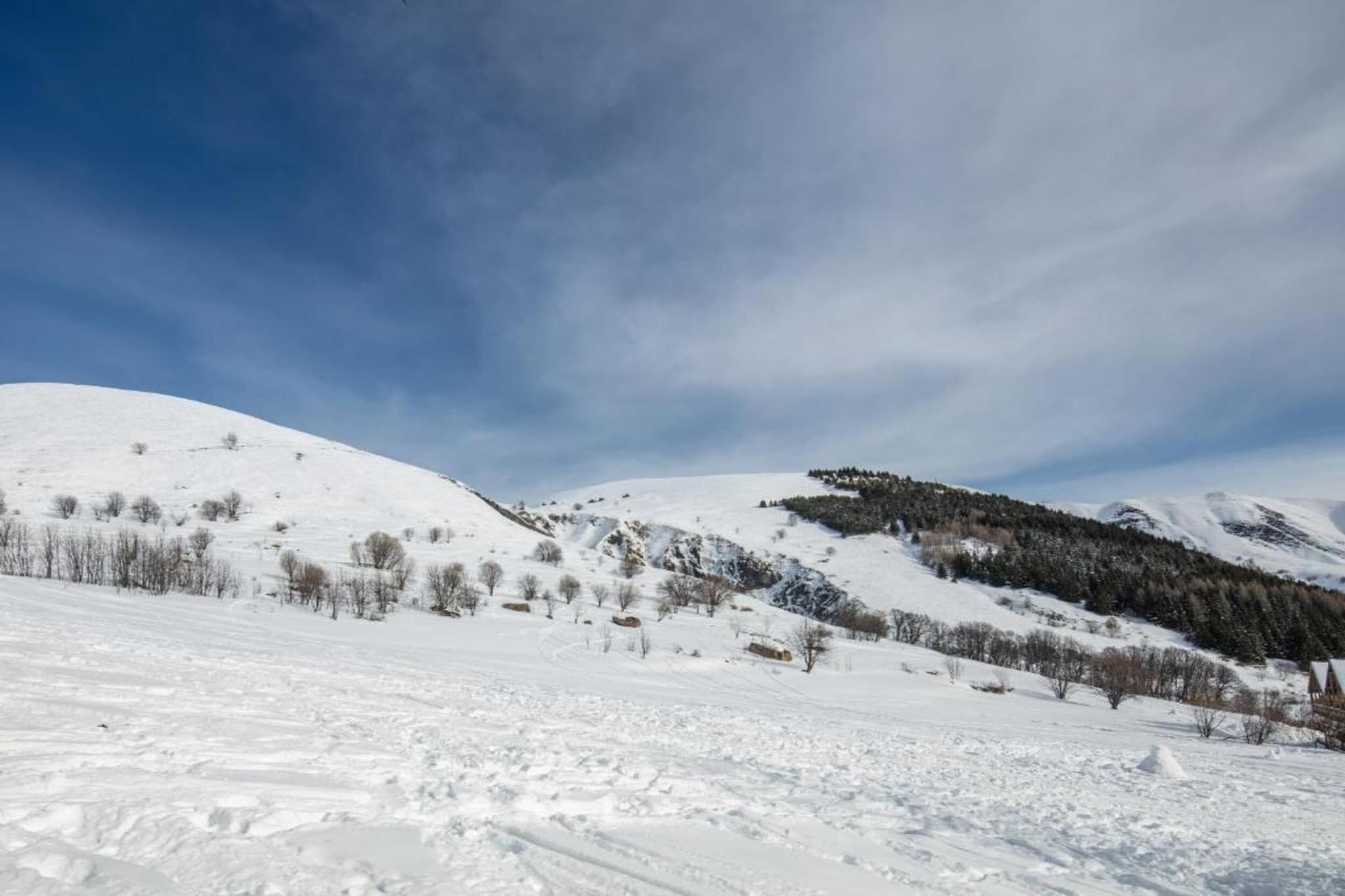 Un paisaje nevado con cielo despejado.