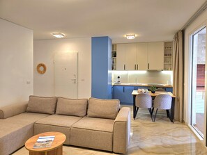 TV - SanPietro Holiday Homes 285 (Gjiri Lalzit)