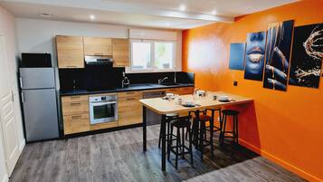 Réfrigérateur, micro-ondes, four, plaque de cuisson