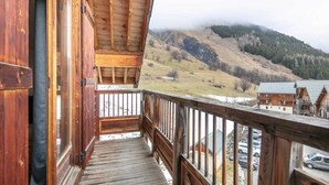 A wooden balcony with a view of a mountainous landscape. - Les Marmottes N°42 - 3P6 (Saint-Sorlin-d´Arves)