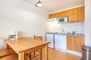Fridge, microwave, stovetop, dishwasher - Apartment in Saint-Sorlin near Ski Resort (Saint-Sorlin-d´Arves)