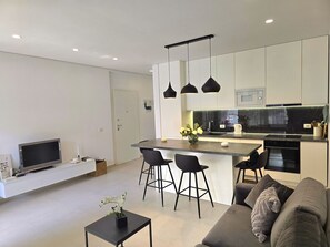 TV - SanPietro Holiday Homes 287 (Gjiri Lalzit)