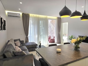 TV - SanPietro Holiday Homes 287 (Gjiri Lalzit)