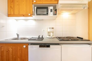 Frigorífico, microondas, placa de cocina y lavavajillas