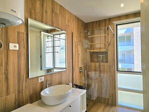 Shower, hair dryer, towels - SanPietro Holiday Homes 294 (Gjiri Lalzit)