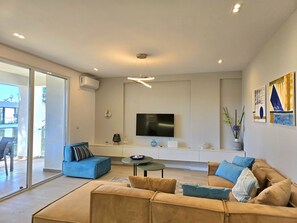 TV - SanPietro Holiday Homes 294 (Gjiri Lalzit)