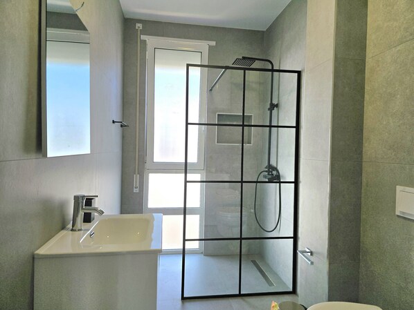 Shower, hair dryer, towels