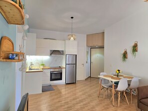 Refrigerador, horno, parrilla de estufa y utensilios de cocina 