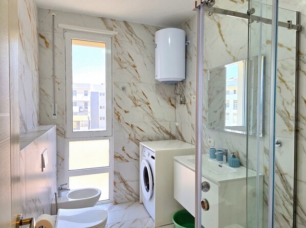 Douche, séchoir à cheveux, serviettes fournies