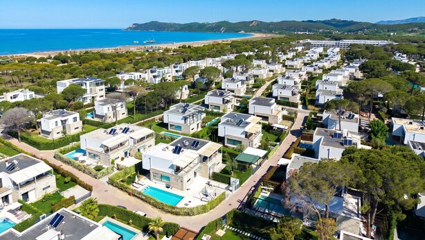A coastal residential area with modern houses, a swimming pool, and a view of the sea. - Wide Beach Apartments 289 (Gjiri Lalzit)