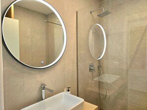 Dusj, hårføner og håndklær