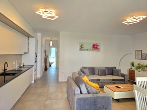 TV - SanPietro Holiday Homes 299 (Gjiri Lalzit)