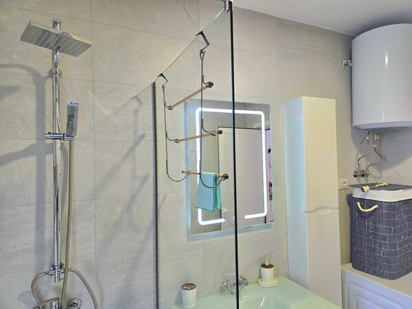 Shower, hair dryer, towels