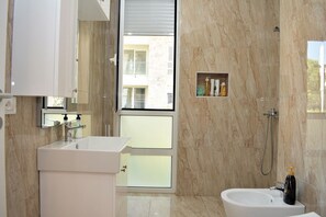 Shower, hair dryer, towels - San Pietro Garden Home 283 (Gjiri Lalzit)