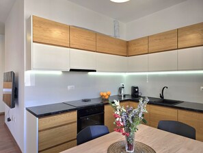 Fridge, oven, stovetop, dishwasher