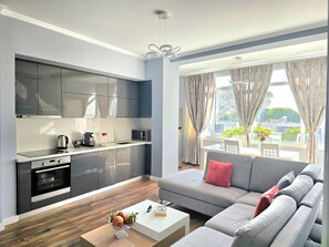 TV - Lura 2 Holiday Homes 215 (Gjiri Lalzit)