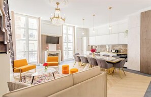 Interior - JUST MOMENTS AWAY FROM ICONIC LANDMARKS ,LOUVRE, OPERA & THE TUILERIES GARDENS. (Paris)