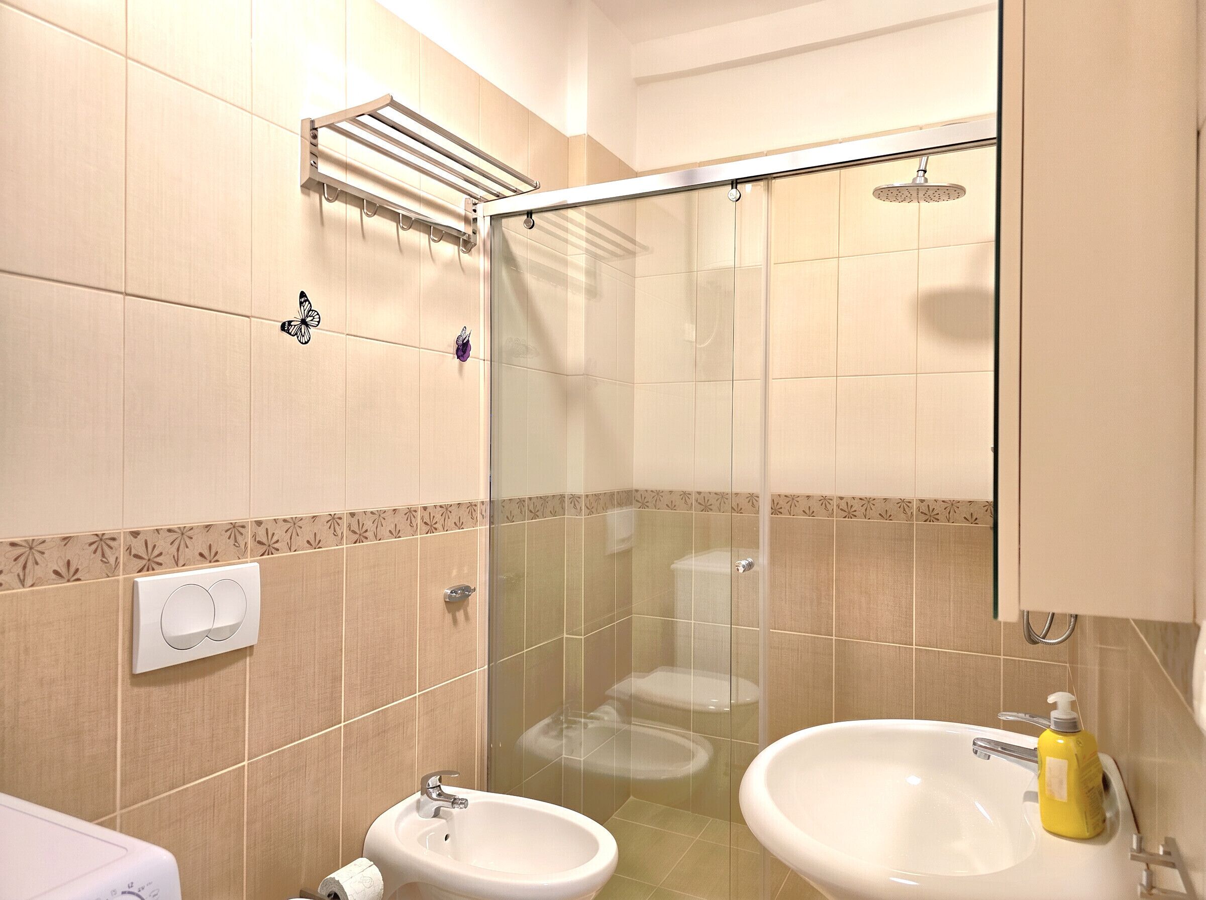 Douche, sèche-cheveux, serviettes fournies