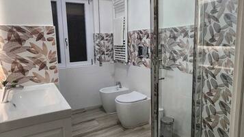 Haartrockner, Bidet, Handtücher, Seife