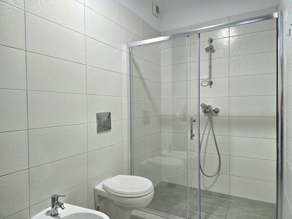 Dusche, Haartrockner, Handtücher