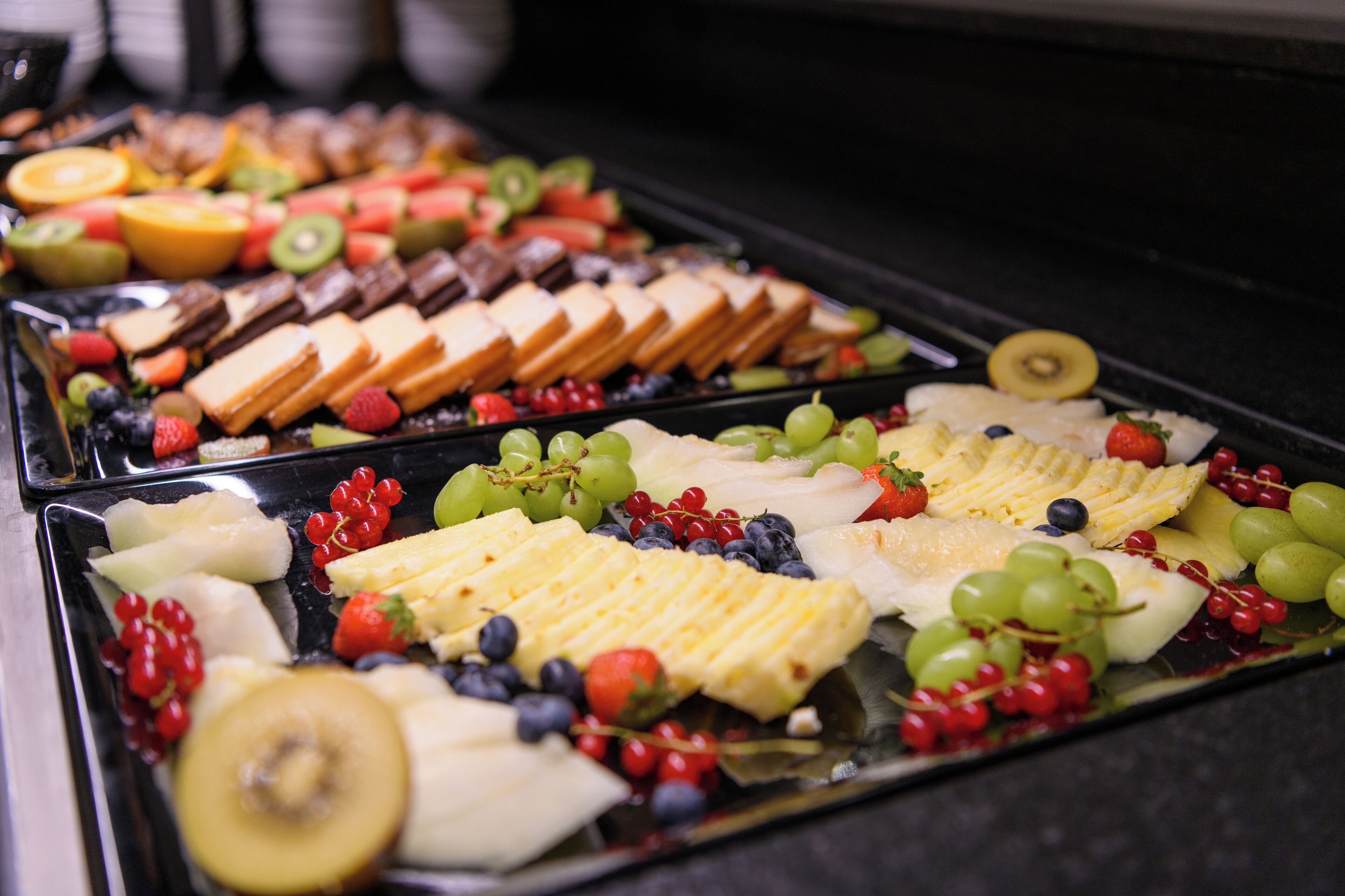Ein reichhaltiges Buffet mit Früchten, Käse und Gebäck.
