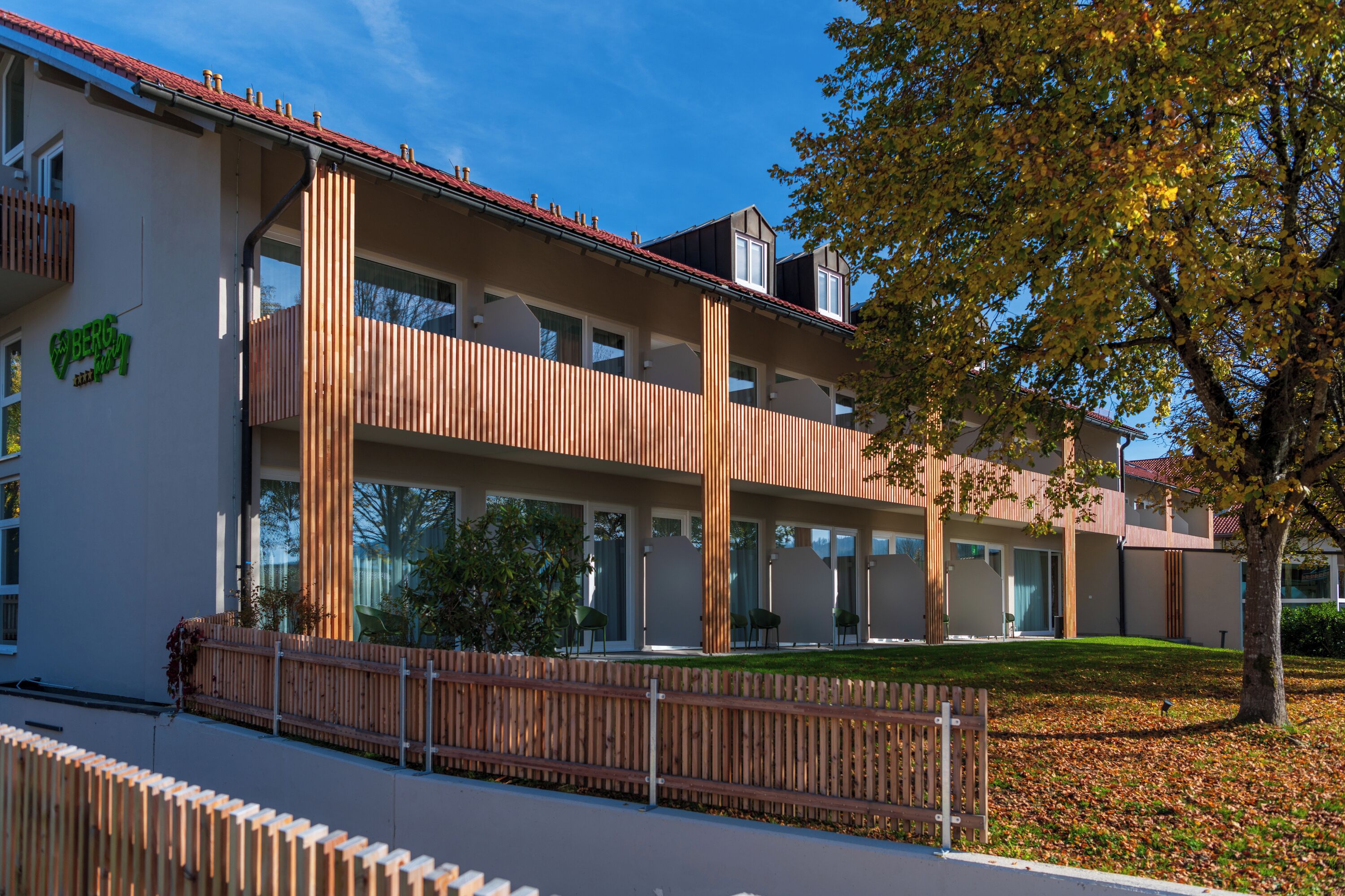 Ein modernes Gebäude mit Holzfassade, großen Fenstern und einem Schild mit der Aufschrift "BERGS".