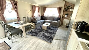 Loft, 3 Bedrooms, Smoking, Balcony | Living area | Books