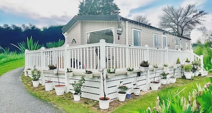 Cozy Newquay Lodge With Private Hot Tub,