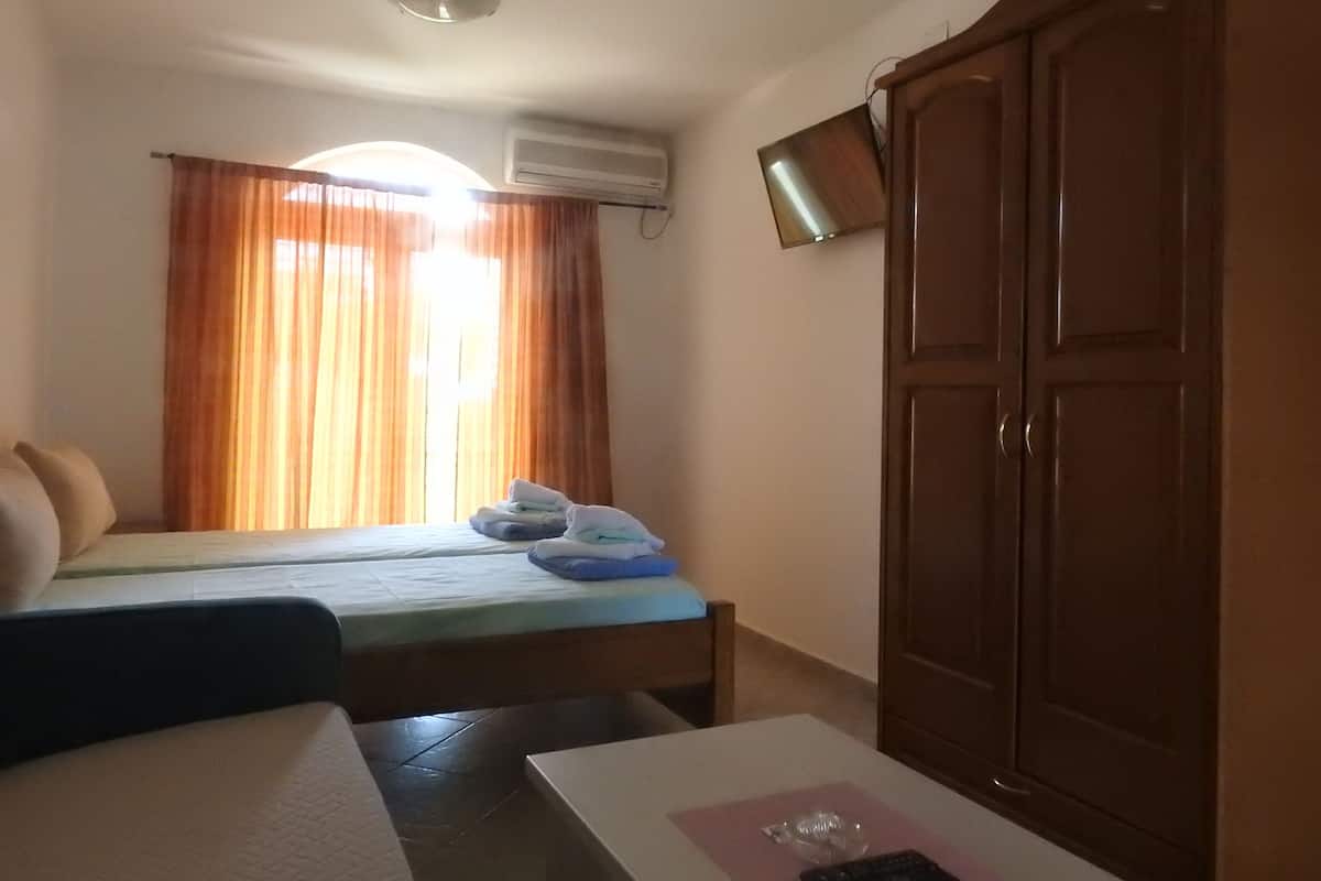 Classic Studio, Garden View | Bathroom | Shower, hair dryer, towels, soap