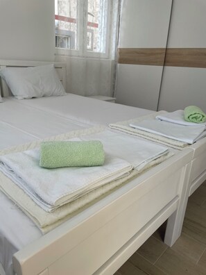 Apartamento família, 2 quartos, vista para o jardim | Escrivaninha, espaço de trabalho para notebook, quartos à prova de som