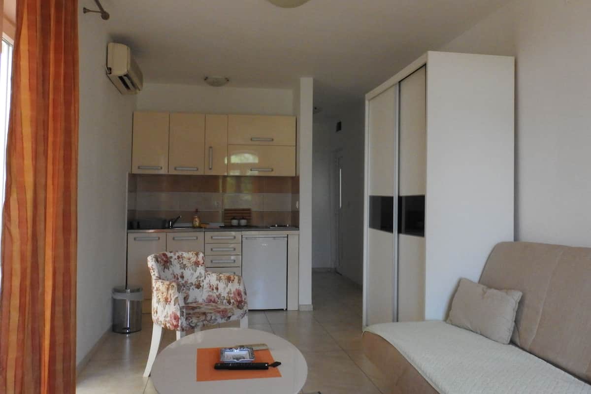 Classic Studio, Garden View | Living area | 32-inch LCD TV with cable channels