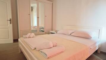 Escritorio y espacio para trabajar con laptop