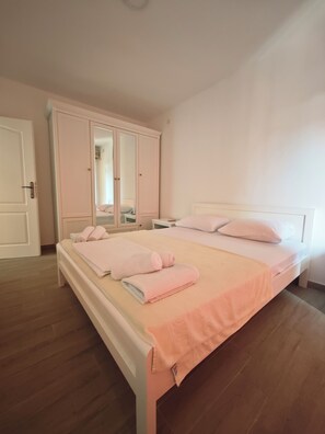 Familie appartement, 2 slaapkamers, uitzicht op tuin | Een bureau, een laptopwerkplek, geluiddichte muren