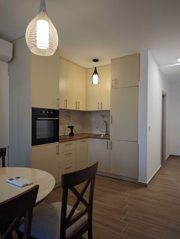 Comfort appartement | Privékeuken | Een koelkast, een kookplaat, een waterkoker, een kinderstoel