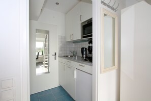 Kylskåp, mikrovågsugn, spishäll och diskmaskin