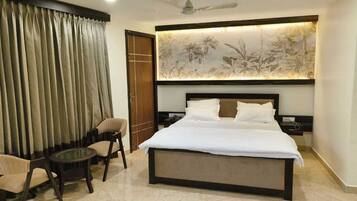 Deluxe Suite | Individually furnished, desk, soundproofing, free WiFi