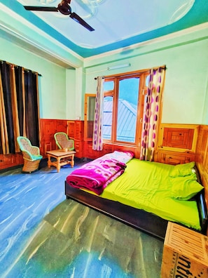 Deluxe Room | Free WiFi - Chalo Challal Hotel & Cafe (Bhuntar)