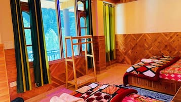 Deluxe-Vierbettzimmer, Hügelblick | Kostenloses WLAN