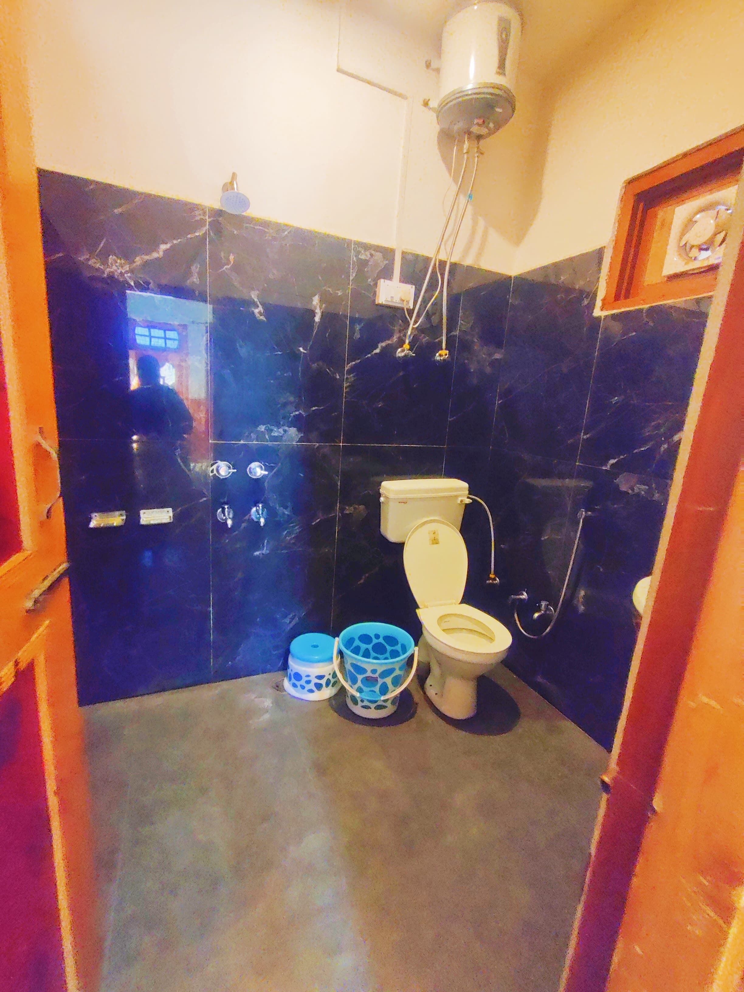 Un baño con inodoro, ducha y lavamanos.
