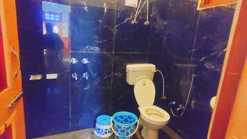 Un baño con inodoro, ducha y lavamanos.