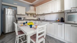 Private kitchen - Partenope – Elegant Design Apartment in the Heart of Sorrento Coast (Piano di Sorrento)