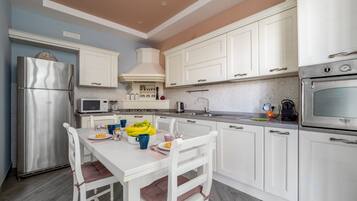 Coffee/tea maker, fridge, microwave, oven