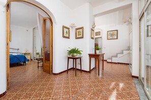 2 habitaciones, tabla de planchar con plancha y cuna de viaje 