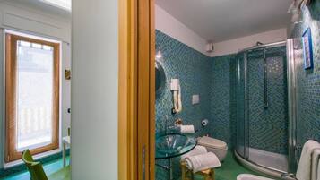 Shower, hair dryer, bidet, towels